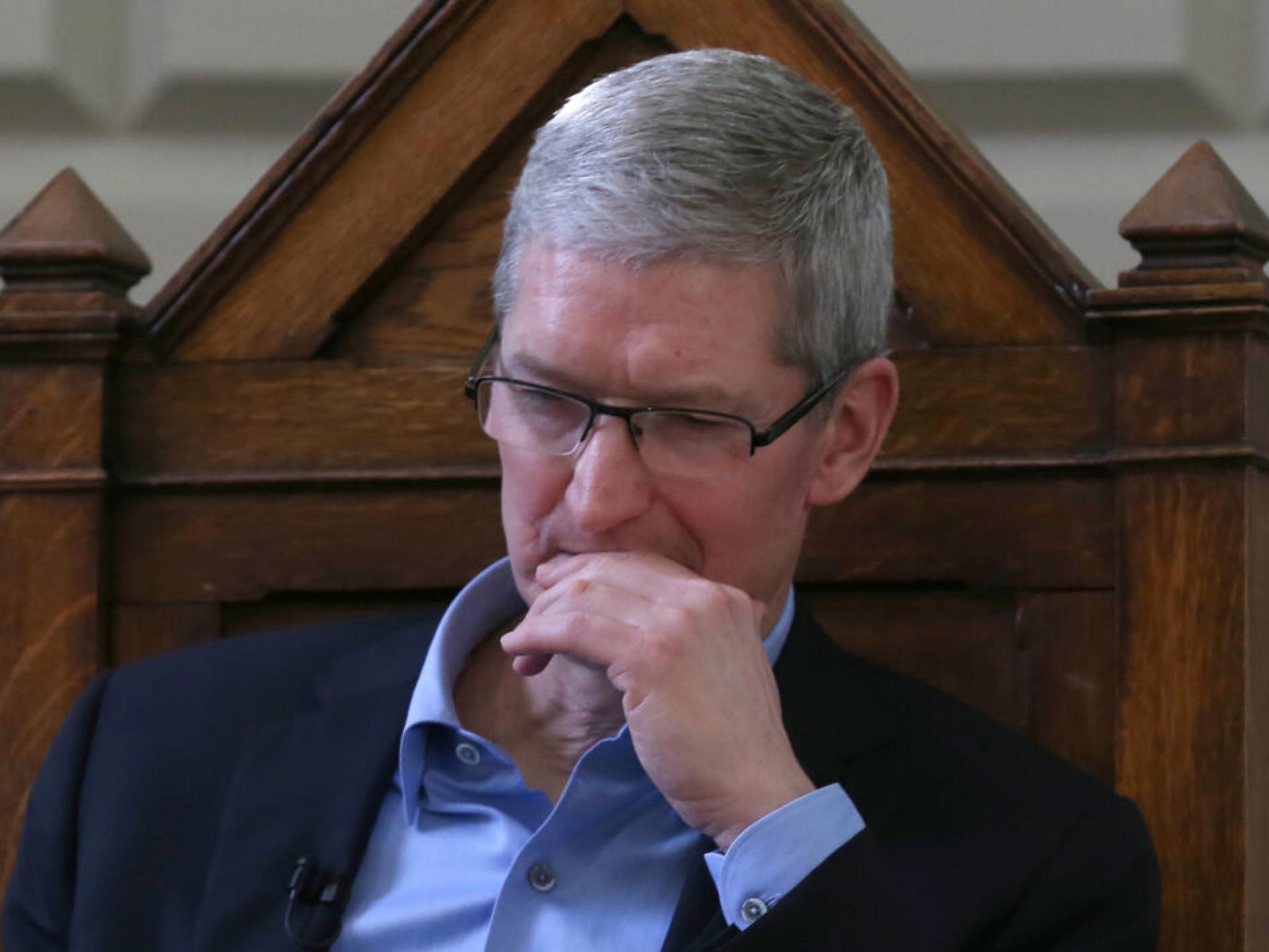Trump Threatens Tim Cook To Manufacture iPhones In US Or Face ‘At Least 25%’ Tariffs: AAPL Stock Slides Over 3% In Premarket