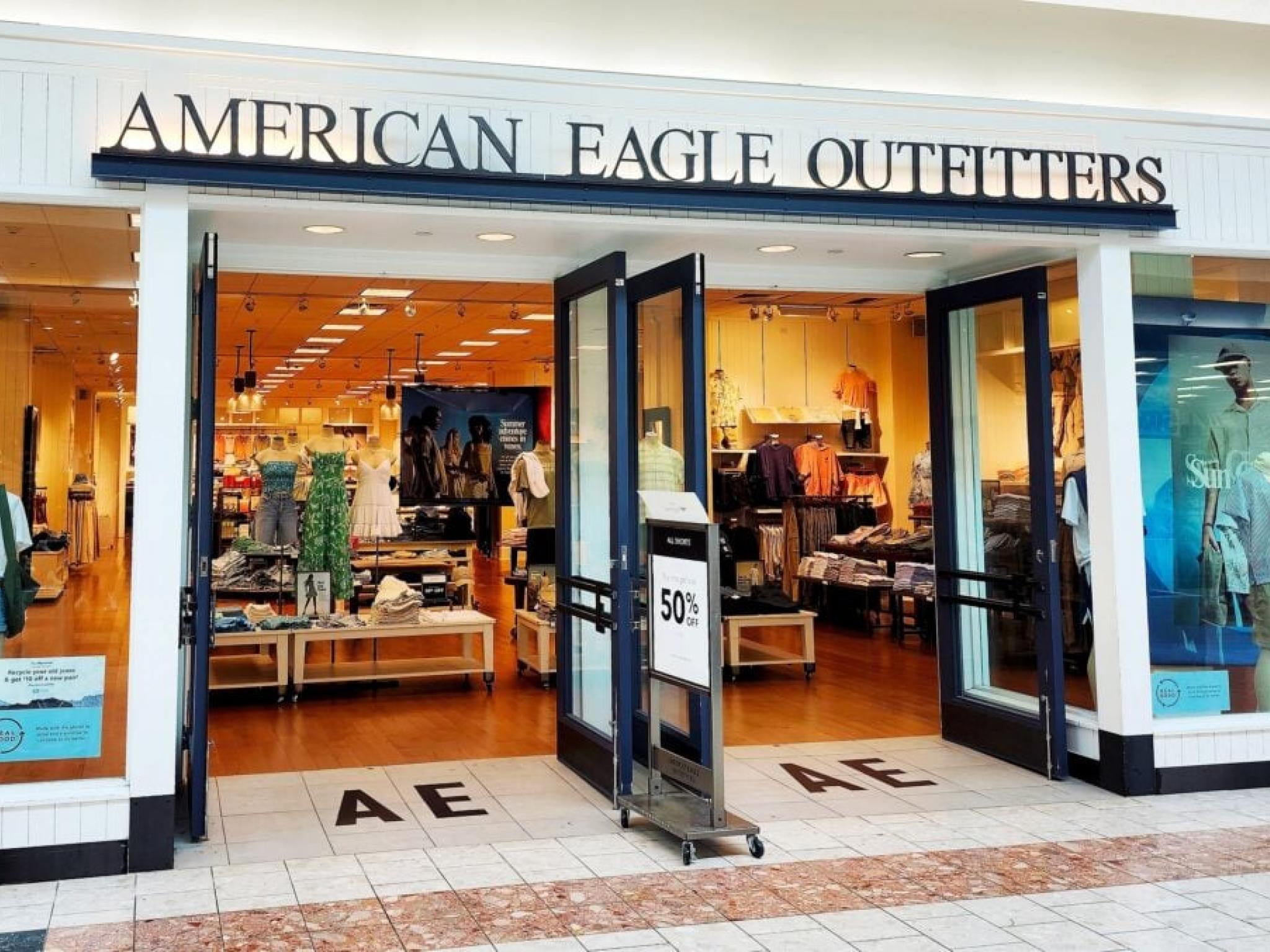 American Eagle Outfitters Stock Smashes 52-Week High On Holiday Momentum